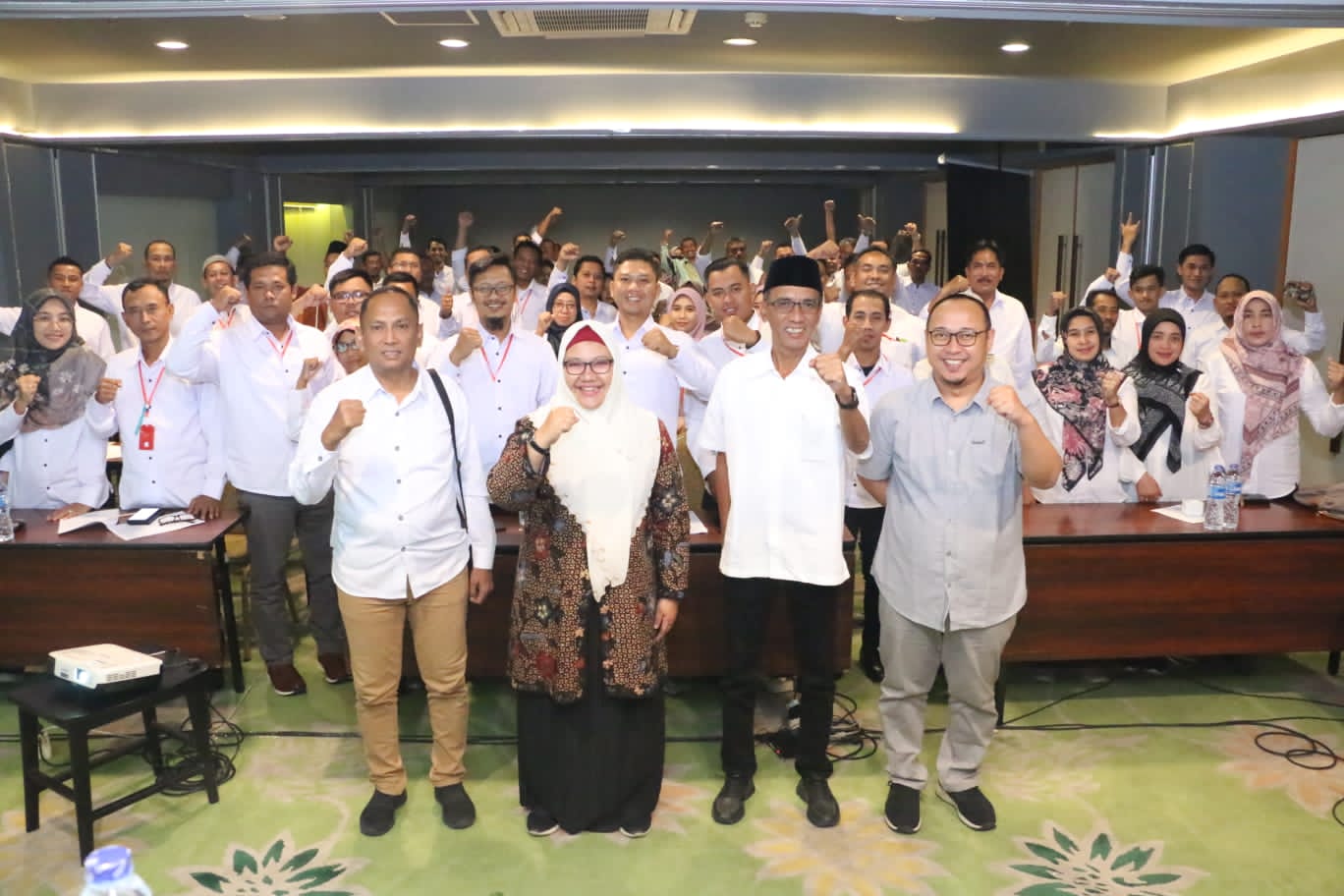 Hadiri Bimtek Sistem Informasi Administrasi Pemerintahan Desa Kecamatan Kedamean, Wabup Aminatun Habibah Ingatkan Pentingnya Sinergi Dan Akurasi Data